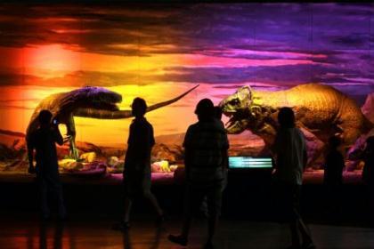 Visitors&nbsp;look&nbsp;at&nbsp;a&nbsp;model&nbsp;during&nbsp;a&nbsp;dinosaur&nbsp;exhibition&nbsp;in&nbsp;Buenos&nbsp;Aires,&nbsp;capital&nbsp;of&nbsp;Argentina,&nbsp;Dec.&nbsp;29,&nbsp;2009.&nbsp;The&nbsp;dinosaur&nbsp;exhibition&nbsp;shows&nbsp;the&nbsp;fossils&nbsp;and&nbsp;models&nbsp;of&nbsp;the&nbsp;dinosaurs&nbsp;which&nbsp;lived&nbsp;in&nbsp;remote&nbsp;antiquity&nbsp;in&nbsp;north&nbsp;Argentina's&nbsp;San&nbsp;Juan&nbsp;Province.&nbsp;(Xinhua/Martin&nbsp;Zabala)