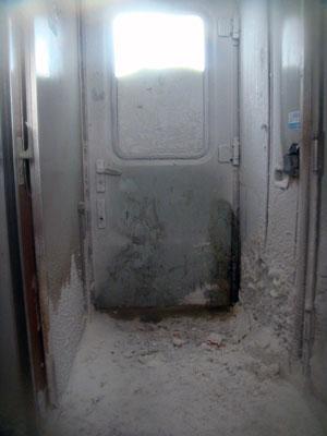 The&nbsp;floor&nbsp;of&nbsp;a&nbsp;stranded&nbsp;train&nbsp;is&nbsp;covered&nbsp;by&nbsp;snow&nbsp;in&nbsp;Shangdu,&nbsp;north&nbsp;China's&nbsp;Inner&nbsp;Mongolia&nbsp;Autonomous&nbsp;Region,&nbsp;January&nbsp;4,&nbsp;2010.[Photo/Xinhua]