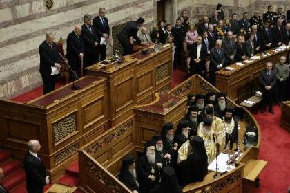 Karolos&nbsp;Papoulias&nbsp;(2nd&nbsp;L,&nbsp;above)&nbsp;is&nbsp;sworn&nbsp;in&nbsp;for&nbsp;a&nbsp;second&nbsp;term&nbsp;as&nbsp;president&nbsp;of&nbsp;the&nbsp;Greek&nbsp;Republic&nbsp;in&nbsp;Athens,&nbsp;capital&nbsp;of&nbsp;Greece,&nbsp;March&nbsp;12,&nbsp;2010.&nbsp;He&nbsp;called&nbsp;on&nbsp;all&nbsp;Greeks&nbsp;to&nbsp;jointly&nbsp;deal&nbsp;with&nbsp;the&nbsp;cash-strapped&nbsp;country's&nbsp;economic&nbsp;woes.&nbsp;Papoulias&nbsp;won&nbsp;a&nbsp;second&nbsp;five-year&nbsp;term&nbsp;after&nbsp;capturing&nbsp;266&nbsp;votes&nbsp;in&nbsp;the&nbsp;300-member&nbsp;parliament&nbsp;in&nbsp;an&nbsp;election&nbsp;on&nbsp;Feb.&nbsp;3.(Xinhua/Marios&nbsp;Lolos)