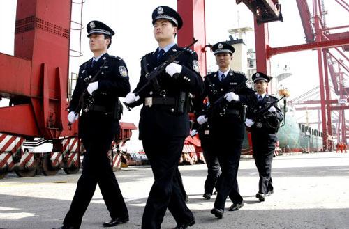 Armed&nbsp;patrolmen&nbsp;walk&nbsp;along&nbsp;the&nbsp;Zhanghuanbang&nbsp;container&nbsp;dock&nbsp;in&nbsp;Shanghai&nbsp;on&nbsp;Wednesday,&nbsp;March&nbsp;17,&nbsp;2010,&nbsp;as&nbsp;part&nbsp;of&nbsp;the&nbsp;security&nbsp;preparations&nbsp;for&nbsp;the&nbsp;2010&nbsp;World&nbsp;Expo.&nbsp;[Photo:&nbsp;chinanews.com.cn]