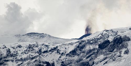 The&nbsp;Eyjafjallajokull&nbsp;volcano&nbsp;erupts&nbsp;in&nbsp;southern&nbsp;Iceland&nbsp;early&nbsp;March&nbsp;21,&nbsp;2010.&nbsp;The&nbsp;volcano&nbsp;erupted&nbsp;overnight,&nbsp;forcing&nbsp;hundreds&nbsp;of&nbsp;people&nbsp;to&nbsp;evacuate&nbsp;the&nbsp;area&nbsp;and&nbsp;diverting&nbsp;flights&nbsp;after&nbsp;authorities&nbsp;declared&nbsp;a&nbsp;local&nbsp;state&nbsp;of&nbsp;emergency,&nbsp;officials&nbsp;said&nbsp;on&nbsp;Sunday.&nbsp;(Xinhua/AFP&nbsp;Photo)