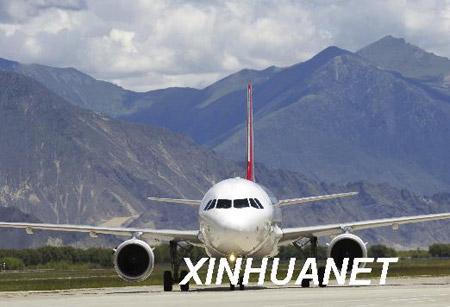 An&nbsp;undated&nbsp;photo&nbsp;shows&nbsp;a&nbsp;passenger&nbsp;plane&nbsp;landing&nbsp;at&nbsp;the&nbsp;Lhasa&nbsp;Gonggar&nbsp;Airport.&nbsp;(Xinhua/Phurbu&nbsp;Tashi)