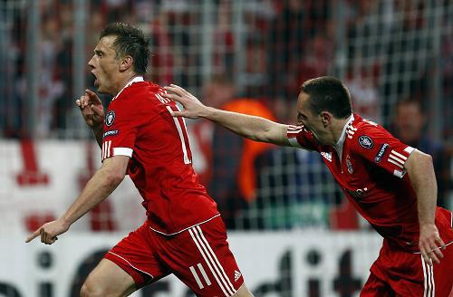 Bayern&nbsp;Munich's&nbsp;Ivica&nbsp;Olic&nbsp;(L)&nbsp;celebrates&nbsp;his&nbsp;goal&nbsp;with&nbsp;his&nbsp;teammate&nbsp;Franck&nbsp;Ribery&nbsp;during&nbsp;their&nbsp;Champions&nbsp;League&nbsp;soccer&nbsp;match&nbsp;against&nbsp;Manchester&nbsp;United&nbsp;in&nbsp;Munich&nbsp;March&nbsp;30,&nbsp;2010.(Xinhua/Reuters)