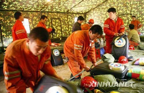 Rescuers&nbsp;had&nbsp;gathered&nbsp;around&nbsp;a&nbsp;flooded&nbsp;mine's&nbsp;entrance&nbsp;in&nbsp;north&nbsp;China's&nbsp;Shanxi&nbsp;Province&nbsp;to&nbsp;start&nbsp;the&nbsp;search&nbsp;for&nbsp;153&nbsp;trapped&nbsp;miners,&nbsp;rescue&nbsp;headquarters&nbsp;said&nbsp;Saturday.