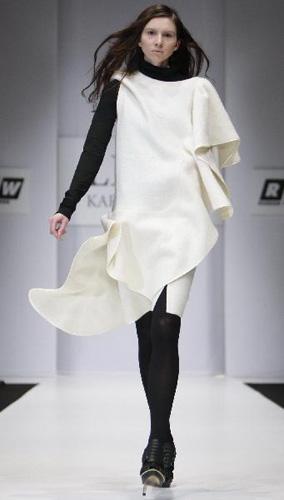 A&nbsp;model&nbsp;presents&nbsp;a&nbsp;creation&nbsp;by&nbsp;Russian&nbsp;designer&nbsp;Lena&nbsp;Karnauhova&nbsp;during&nbsp;the&nbsp;Russian&nbsp;Fashion&nbsp;Week&nbsp;(RFW&nbsp;2010/2011&nbsp;Fall/Winter)&nbsp;in&nbsp;Moscow,&nbsp;capital&nbsp;of&nbsp;Russia,&nbsp;April&nbsp;4,&nbsp;2010.&nbsp;(Xinhua/Lu&nbsp;Jinbo)