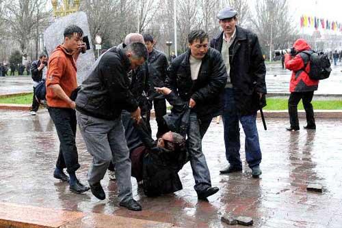 Protestors&nbsp;carry&nbsp;an&nbsp;injured&nbsp;fellow&nbsp;in&nbsp;Bishkek,&nbsp;capital&nbsp;of&nbsp;Kyrgyzstan,&nbsp;April&nbsp;7,&nbsp;2010.&nbsp;(Xinhua/Sadat)