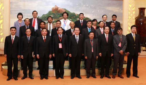 Li&nbsp;Changchun(C,&nbsp;front),&nbsp;member&nbsp;of&nbsp;the&nbsp;Standing&nbsp;Committee&nbsp;of&nbsp;the&nbsp;Political&nbsp;Bureau&nbsp;of&nbsp;the&nbsp;Communist&nbsp;Party&nbsp;of&nbsp;China&nbsp;Central&nbsp;Committee,&nbsp;meets&nbsp;with&nbsp;a&nbsp;delegation&nbsp;of&nbsp;Asian&nbsp;News&nbsp;Network&nbsp;(ANN),&nbsp;which&nbsp;consists&nbsp;of&nbsp;19&nbsp;leaders&nbsp;representing&nbsp;newspapers&nbsp;in&nbsp;15&nbsp;Asian&nbsp;countries&nbsp;and&nbsp;regions,&nbsp;in&nbsp;Beijing,&nbsp;April&nbsp;8,&nbsp;2010.&nbsp;(Xinhua/Pang&nbsp;Xinglei)