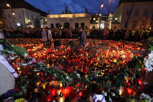 Poles&nbsp;light&nbsp;candles&nbsp;in&nbsp;front&nbsp;of&nbsp;the&nbsp;Presidential&nbsp;Palace&nbsp;in&nbsp;Warsaw&nbsp;April&nbsp;11,&nbsp;2010.&nbsp;President&nbsp;Lech&nbsp;Kaczynski's&nbsp;coffin&nbsp;returned&nbsp;home&nbsp;to&nbsp;a&nbsp;stunned&nbsp;nation&nbsp;on&nbsp;Sunday,&nbsp;a&nbsp;day&nbsp;after&nbsp;he&nbsp;and&nbsp;much&nbsp;of&nbsp;the&nbsp;country's&nbsp;political&nbsp;and&nbsp;military&nbsp;elite&nbsp;perished&nbsp;in&nbsp;a&nbsp;plane&nbsp;crash&nbsp;in&nbsp;Russia.&nbsp;[Agencies]&nbsp;