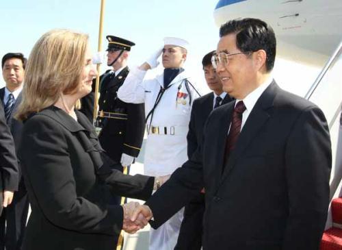 Chinese&nbsp;President&nbsp;Hu&nbsp;Jintao&nbsp;(R)&nbsp;is&nbsp;welcomed&nbsp;by&nbsp;Gladys&nbsp;Boluda,&nbsp;representative&nbsp;of&nbsp;U.S.&nbsp;President&nbsp;Barack&nbsp;Obama,&nbsp;upon&nbsp;his&nbsp;arrival&nbsp;in&nbsp;Washington&nbsp;April&nbsp;12,&nbsp;2010.&nbsp;President&nbsp;Hu&nbsp;Jintao&nbsp;arrived&nbsp;in&nbsp;Washington&nbsp;on&nbsp;Monday&nbsp;to&nbsp;attend&nbsp;the&nbsp;Nuclear&nbsp;Security&nbsp;Summit&nbsp;slated&nbsp;for&nbsp;April&nbsp;12-13.&nbsp;(Xinhua/Ju&nbsp;Peng)