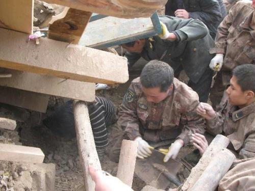 Officers&nbsp;and&nbsp;soldiers&nbsp;of&nbsp;the&nbsp;Chinese&nbsp;People's&nbsp;Liberation&nbsp;Army&nbsp;work&nbsp;in&nbsp;a&nbsp;rescue&nbsp;operation&nbsp;in&nbsp;the&nbsp;rubbles&nbsp;of&nbsp;destroyed&nbsp;houses&nbsp;in&nbsp;Yushu&nbsp;County,&nbsp;northwest&nbsp;China's&nbsp;Qinghai&nbsp;Province,&nbsp;April&nbsp;14,&nbsp;2010.&nbsp;(Xinhua/Li&nbsp;Shuisheng)