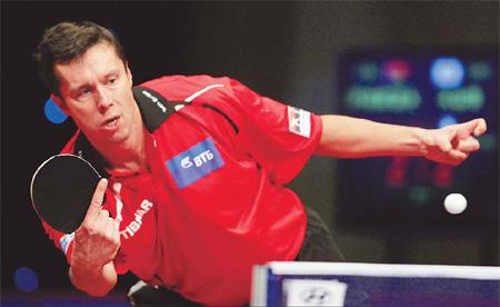 Vladimir&nbsp;Samsonov&nbsp;of&nbsp;Belarus&nbsp;plays&nbsp;against&nbsp;Jun&nbsp;Mizutani&nbsp;from&nbsp;Japan&nbsp;during&nbsp;the&nbsp;2010&nbsp;Asia-Europe&nbsp;All&nbsp;Star&nbsp;Table&nbsp;Tennis&nbsp;Challenge&nbsp;in&nbsp;Beijing&nbsp;on&nbsp;Tuesday.&nbsp;The&nbsp;European&nbsp;team&nbsp;won&nbsp;4-1&nbsp;and&nbsp;the&nbsp;two&nbsp;sides,&nbsp;each&nbsp;featuring&nbsp;five&nbsp;stars,&nbsp;play&nbsp;again&nbsp;on&nbsp;Thursday.&nbsp;[China&nbsp;Daily]