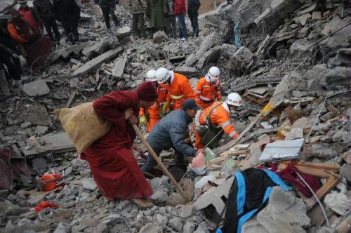 Rescuers&nbsp;and&nbsp;volunteers&nbsp;search&nbsp;for&nbsp;survivors&nbsp;among&nbsp;debris&nbsp;in&nbsp;earthquake&nbsp;hit&nbsp;Yushu&nbsp;County&nbsp;of&nbsp;northwest&nbsp;China's&nbsp;Qinghai&nbsp;Province,&nbsp;April&nbsp;16,&nbsp;2010.&nbsp;The&nbsp;rescuers&nbsp;have&nbsp;been&nbsp;doing&nbsp;unremitting&nbsp;efforts&nbsp;to&nbsp;save&nbsp;people's&nbsp;lives&nbsp;during&nbsp;the&nbsp;"golden&nbsp;72&nbsp;hours"&nbsp;since&nbsp;the&nbsp;7.1-magnitude&nbsp;quake&nbsp;struck&nbsp;Yushu&nbsp;early&nbsp;Wednesday.&nbsp;(Xinhua/Nie&nbsp;Jianjiang)