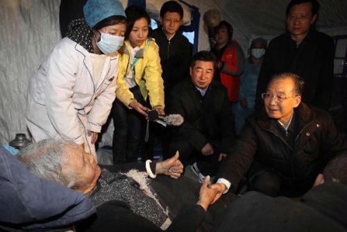 Chinese&nbsp;Premier&nbsp;Wen&nbsp;Jiabao&nbsp;(R)&nbsp;visits&nbsp;a&nbsp;Tibetan&nbsp;woman&nbsp;in&nbsp;Yushu,&nbsp;northwest&nbsp;China's&nbsp;Qinghai&nbsp;Province,&nbsp;April&nbsp;15,&nbsp;2010.&nbsp;Wen&nbsp;arrived&nbsp;here&nbsp;on&nbsp;Thursday&nbsp;to&nbsp;inspect&nbsp;the&nbsp;disaster&nbsp;relief&nbsp;work&nbsp;and&nbsp;visit&nbsp;quake-affected&nbsp;local&nbsp;people.&nbsp;(Xinhua/Fan&nbsp;Rujun)