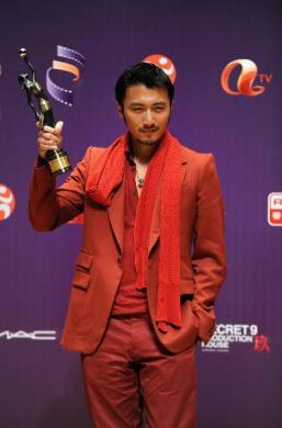 Hong&nbsp;Kong&nbsp;actor&nbsp;Nicholas&nbsp;Tse&nbsp;poses&nbsp;with&nbsp;his&nbsp;trophy&nbsp;at&nbsp;the&nbsp;backstage&nbsp;after&nbsp;winning&nbsp;the&nbsp;Best&nbsp;Supporting&nbsp;Actor&nbsp;for&nbsp;his&nbsp;role&nbsp;in&nbsp;the&nbsp;movie&nbsp;"Bodyguards&nbsp;and&nbsp;Assassins"&nbsp;at&nbsp;the&nbsp;29th&nbsp;Hong&nbsp;Kong&nbsp;Film&nbsp;Awards&nbsp;held&nbsp;in&nbsp;Hong&nbsp;Kong,&nbsp;south&nbsp;China,&nbsp;April&nbsp;18,&nbsp;2010.&nbsp;(Xinhua&nbsp;Photo)