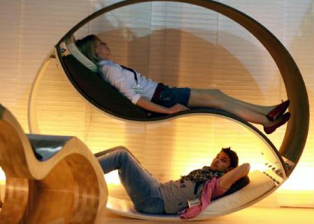 Visitors&nbsp;lie&nbsp;on&nbsp;a&nbsp;furniture&nbsp;design&nbsp;during&nbsp;the&nbsp;49th&nbsp;Milan&nbsp;furniture&nbsp;&&nbsp;design&nbsp;week&nbsp;in&nbsp;Milan,&nbsp;Italy,&nbsp;April&nbsp;18,&nbsp;2010.&nbsp;The&nbsp;six-day&nbsp;Milan&nbsp;furniture&nbsp;&&nbsp;design&nbsp;week&nbsp;was&nbsp;concluded&nbsp;on&nbsp;Monday,&nbsp;April&nbsp;19.&nbsp;(Xinhua/Huang&nbsp;Xiaozhe)&nbsp;