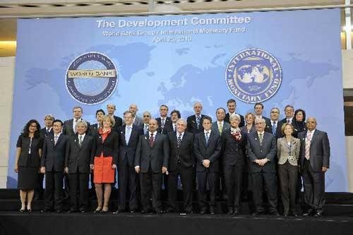 Members&nbsp;of&nbsp;the&nbsp;Development&nbsp;Committee&nbsp;take&nbsp;part&nbsp;in&nbsp;the&nbsp;group&nbsp;photo&nbsp;during&nbsp;the&nbsp;IMF/World&nbsp;Bank&nbsp;Spring&nbsp;Meetings&nbsp;in&nbsp;Washington,&nbsp;capital&nbsp;of&nbsp;United&nbsp;States,&nbsp;April&nbsp;25,&nbsp;2010.&nbsp;(Xinhua/Zhang&nbsp;Jun)