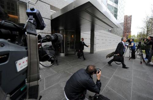 Journalists&nbsp;make&nbsp;reports&nbsp;at&nbsp;the&nbsp;headquarters&nbsp;of&nbsp;Goldman&nbsp;Sachs&nbsp;in&nbsp;Manhattan&nbsp;borough&nbsp;in&nbsp;New&nbsp;York&nbsp;April&nbsp;16,&nbsp;2010.&nbsp;(Xinhua/Shen&nbsp;Hong,&nbsp;File&nbsp;Photo)
