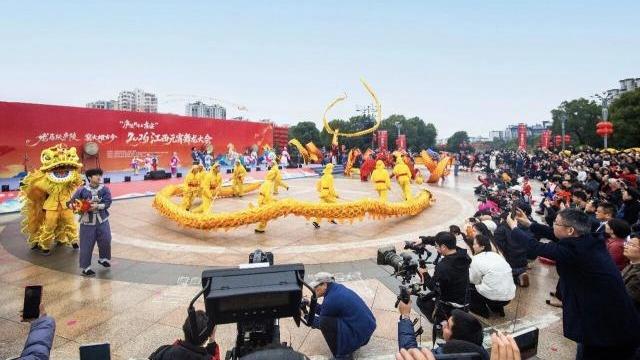 Ji'an, Jiangxi celebrates Lantern Festival with dragon dance performances