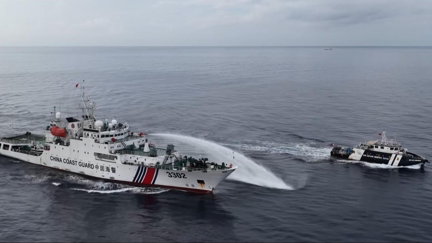 China drives away Philippine vessels intruding into Huangyan Dao waters