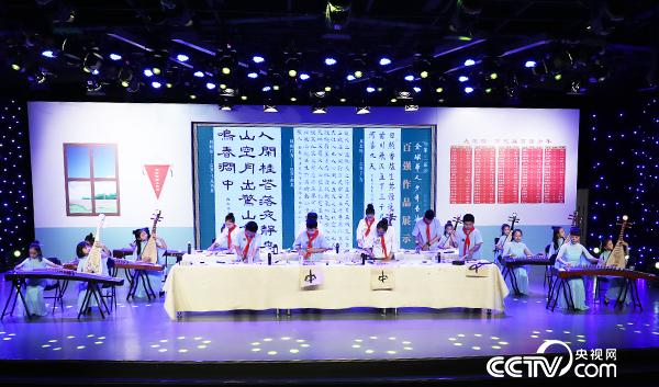 启动仪式现场获奖选手代表书法表演