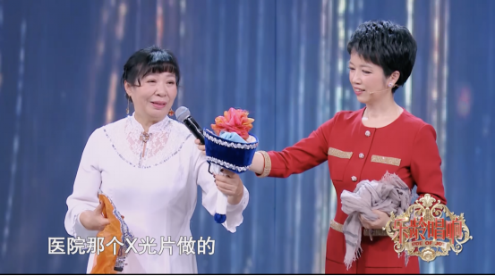 何佳阿姨展示创意帽子