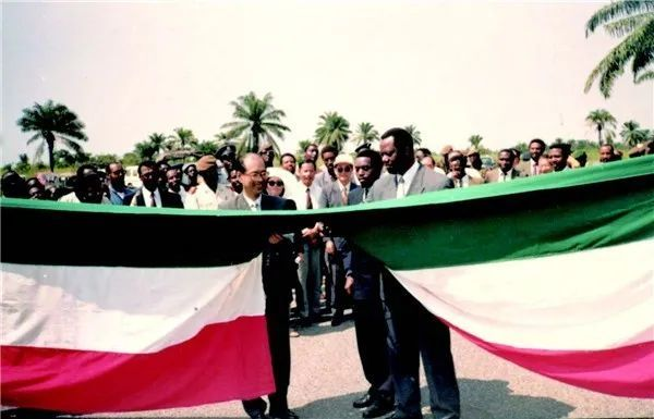 江康大使与布隆迪公共工程部长和财长 一起为中方援建的&ldquo;姆布公路&rdquo;通车剪彩