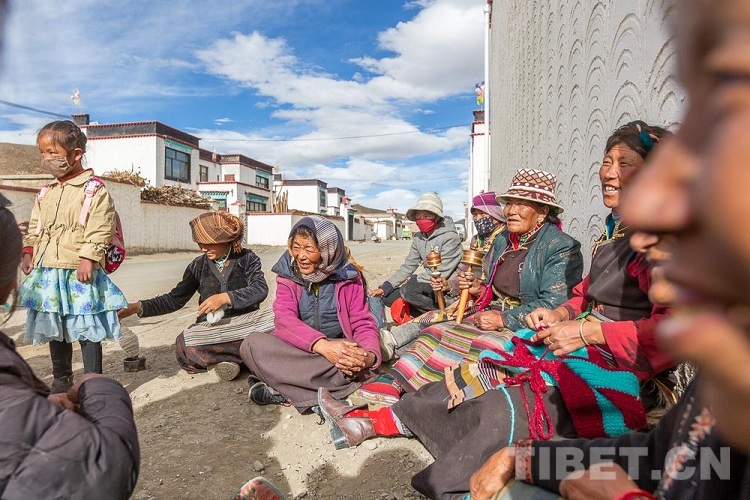 伦布雪乡苏格村村民围坐在一起聊天编织 摄影：赵耀
