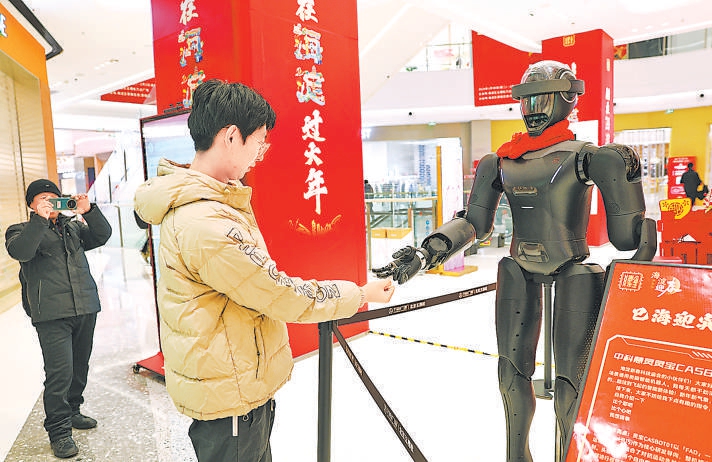 今天上午,在五棵松万达科技庙会,一位游客正在体验AI世界。本报记者 王海欣 摄