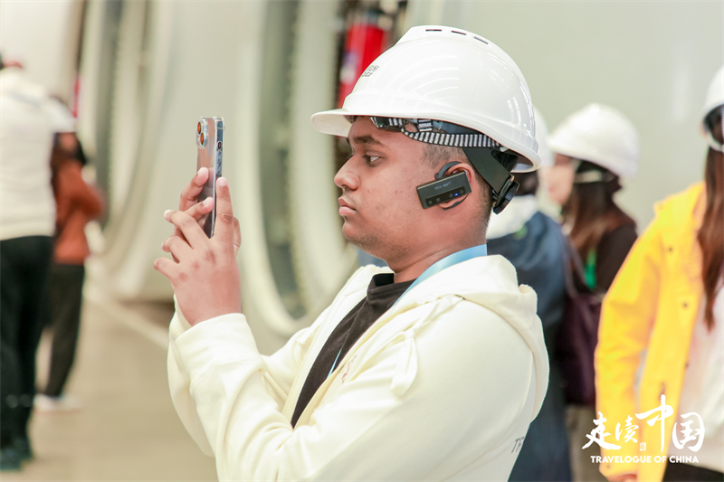 斐济广播公司记者尼基尔·库马尔(Nikhil Kumar)参观运达风电装备制造厂房。环球网供图