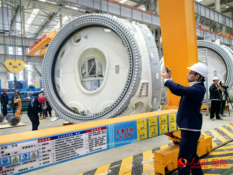 外媒记者参观位于乌兰察布察哈尔高新技术开发区的运达风电装备制造厂房。人民网 杨春燕摄