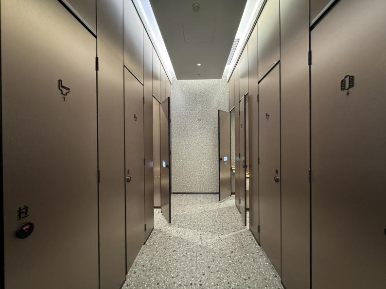 北京某商场女厕,设置了7个坐厕位、1个蹲厕位(央视网《新闻+》记者摄)