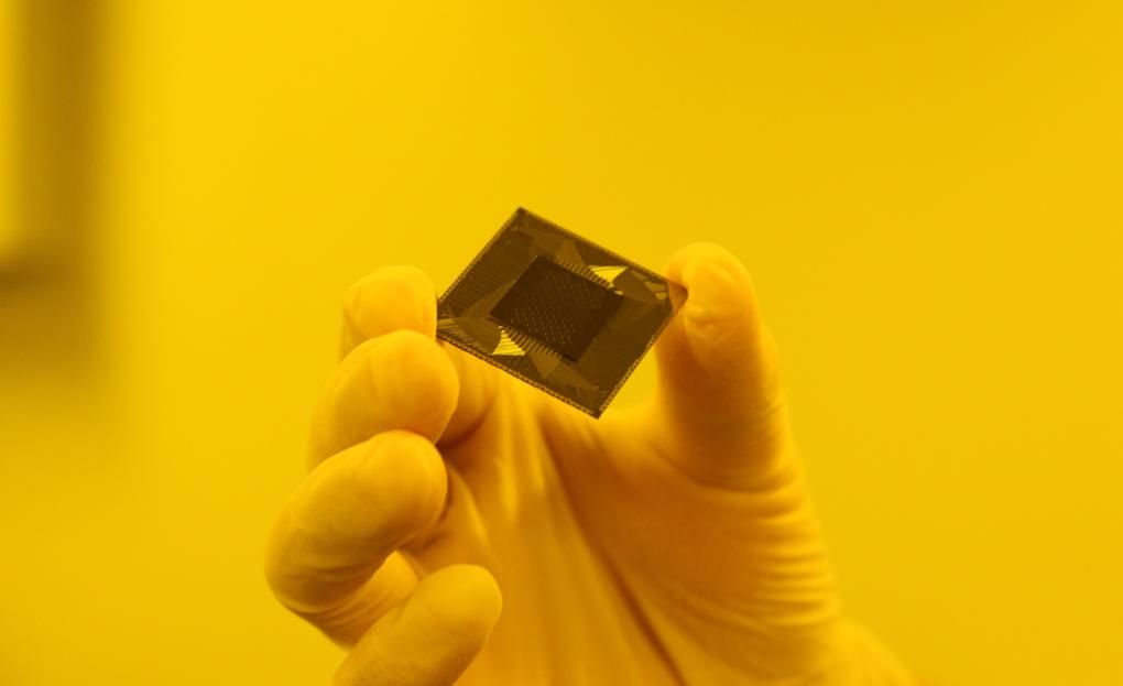 百万比特量子计算机，300量子比特