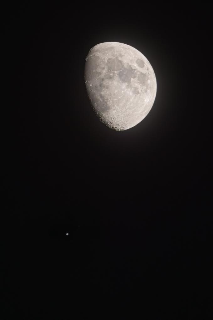 木星伴弦月，这幕“星月童话”赏心悦目