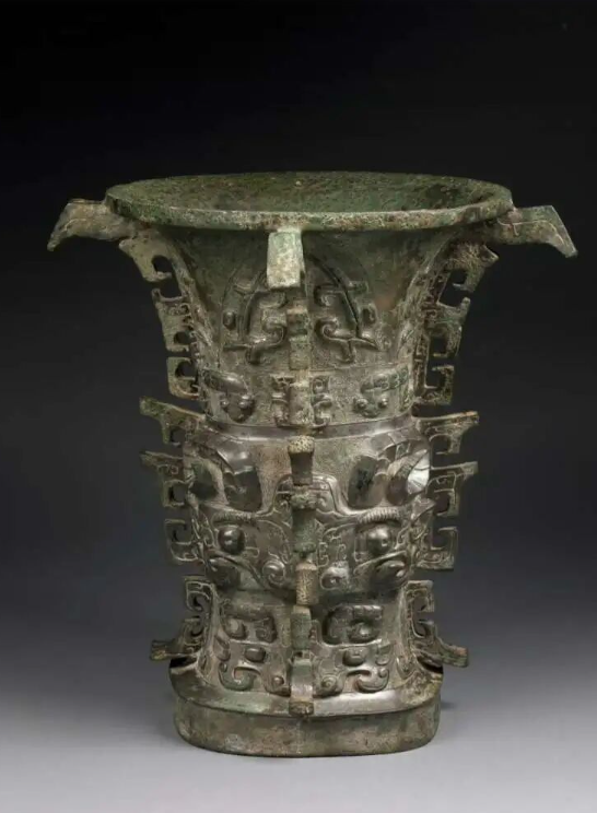 关中地区位于陕西中部的渭河平原,号称“八百里秦川”,是中华文明的重要发祥地之一。从仰韶时代彩陶文化的绚丽多彩、西周青铜文明的熠熠生辉到秦汉隋唐的文化大一统传统,从古丝绸之路的文化交流到儒、释、道的思想会通,从“民胞物与”的关学创立到市民文化的繁荣再到红色文化的熔铸,关中文化与时偕行,推动中华文明辉光日新。图为何尊。 陕西省委宣传部供图