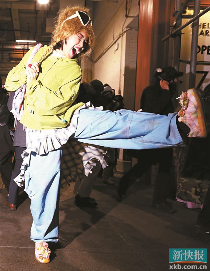 嫩芽绿搭配冷调中性色如浅蓝、浅紫,可中和嫩芽绿的柔和,增添清新元气。