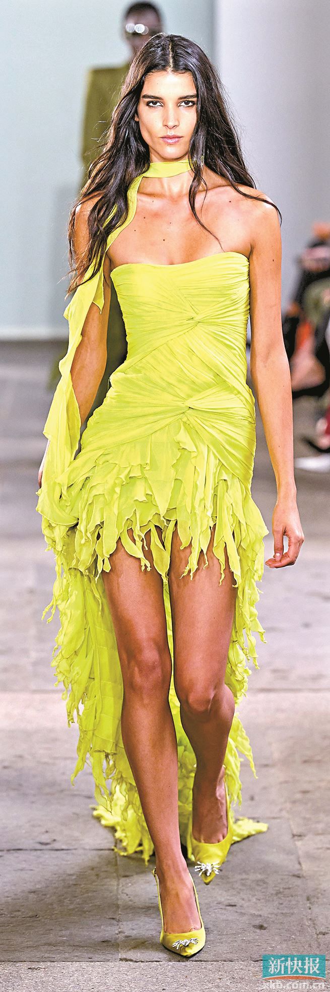 追求浪漫可选雪纺面料+水母裙,色彩、面料、版型的轻盈感三重叠加,令造型飘逸灵动。