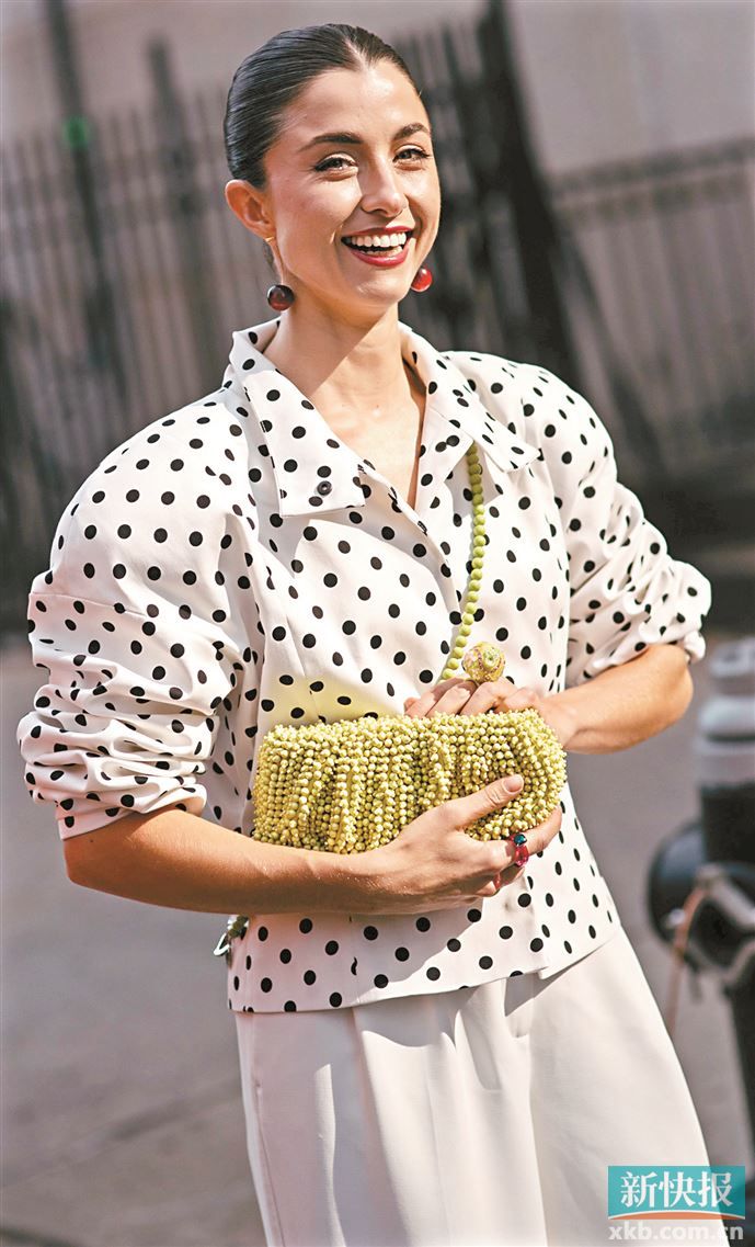 低饱和奶油嫩芽绿,即使是小小手拿包,都可成为黑白基础色造型的点睛之笔。