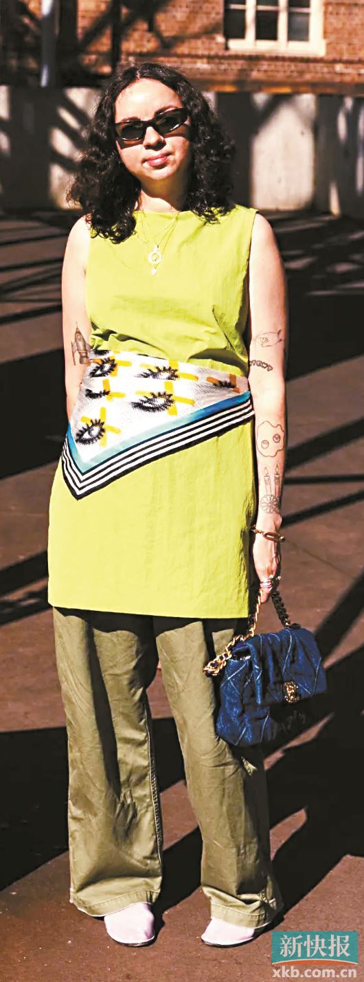 嫩芽绿+深绿的同色系搭配虽显高级但易显单调,可搭带鲜艳印花或带光泽感的单品。