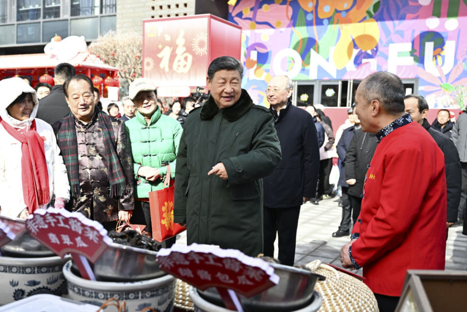 2026年2月10日,习近平总书记在北京考察调研期间来到隆福寺街区,了解当地丰富节日市场供应、打造城市特色活力片区等情况。