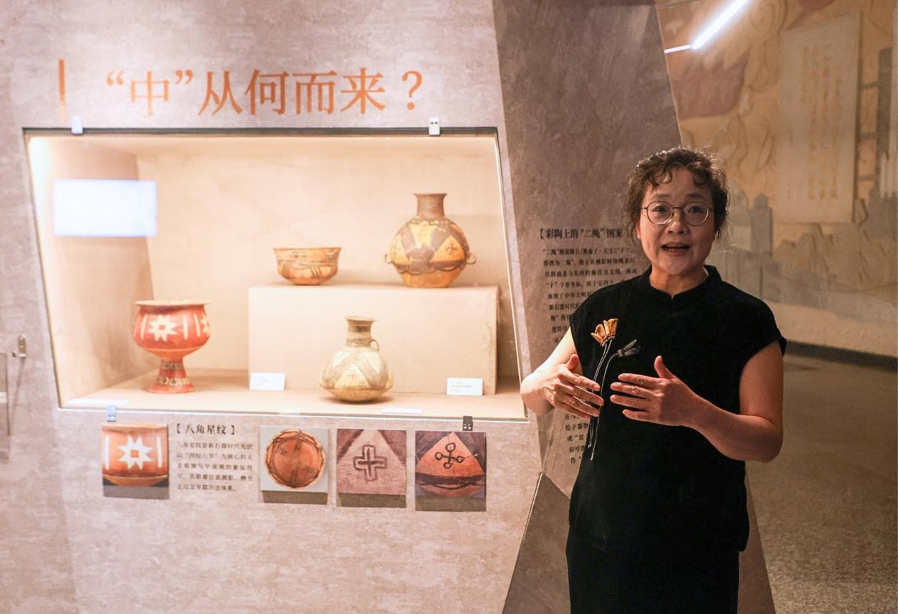 中国民族博物馆副馆长郑茜女士向观众介绍展品