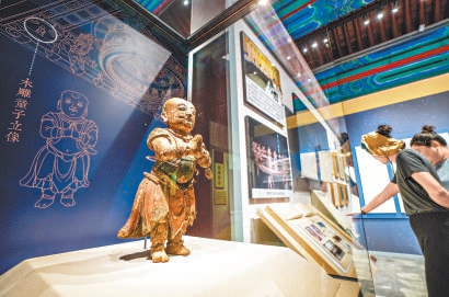 庆祝北京中轴线申遗成功两周年,北京古代建筑博物馆推出“藻饰华章——中国古代藻井艺术展”。(武亦彬 摄)