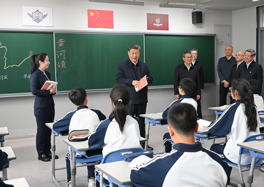 2026年3月23日上午,习近平总书记在北京四中雄安校区考察时,走进教室同师生亲切交谈。