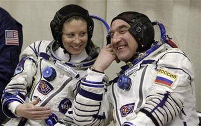 The&nbsp;International&nbsp;Space&nbsp;Station&nbsp;(ISS)&nbsp;crew&nbsp;members&nbsp;U.S.&nbsp;astronaut&nbsp;Tracy&nbsp;Caldwell-Dyson&nbsp;(L)&nbsp;and&nbsp;Russian&nbsp;cosmonaut&nbsp;Alexander&nbsp;Skvortsov&nbsp;talk&nbsp;after&nbsp;putting&nbsp;on&nbsp;space&nbsp;suits&nbsp;at&nbsp;Baikonur&nbsp;Cosmodrome&nbsp;April&nbsp;2,&nbsp;2010.&nbsp;REUTERS/Sergei&nbsp;Karpukhin