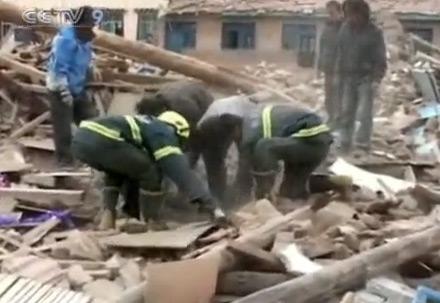 Members&nbsp;of&nbsp;a&nbsp;team&nbsp;of&nbsp;provincial&nbsp;public&nbsp;security&nbsp;firefighters&nbsp;used&nbsp;their&nbsp;hands&nbsp;to&nbsp;dig,&nbsp;as&nbsp;no&nbsp;heavy&nbsp;machinery&nbsp;had&nbsp;not&nbsp;arrived.&nbsp;
