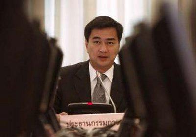 Thai&nbsp;Prime&nbsp;Minister&nbsp;Abhisit&nbsp;Vejjajiva&nbsp;holds&nbsp;a&nbsp;meeting&nbsp;at&nbsp;the&nbsp;Government&nbsp;House&nbsp;in&nbsp;Bangkok&nbsp;March&nbsp;9,&nbsp;2010.&nbsp;REUTERS/Chaiwat&nbsp;Subprasom