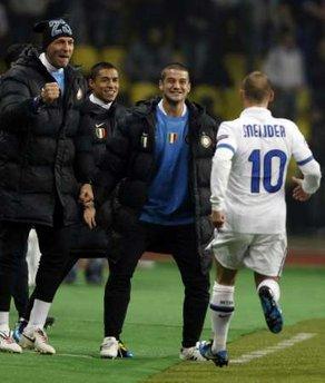 Inter&nbsp;Milan's&nbsp;Wesley&nbsp;Sneijder&nbsp;(R)&nbsp;celebrates&nbsp;after&nbsp;scoring&nbsp;against&nbsp;CSKA&nbsp;Moscow&nbsp;during&nbsp;their&nbsp;Champions&nbsp;League&nbsp;quarter-final,&nbsp;second&nbsp;leg&nbsp;soccer&nbsp;match&nbsp;at&nbsp;Luzhniki&nbsp;stadium&nbsp;in&nbsp;Moscow&nbsp;April&nbsp;6,&nbsp;2010.&nbsp;REUTERS/Grigory&nbsp;Dukor&nbsp;