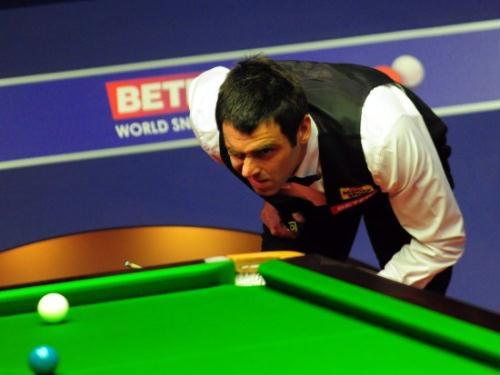 Ronnie&nbsp;O'Sullivan's&nbsp;quest&nbsp;for&nbsp;a&nbsp;4th&nbsp;world&nbsp;title&nbsp;got&nbsp;off&nbsp;to&nbsp;a&nbsp;superb&nbsp;start&nbsp;on&nbsp;Tuesday&nbsp;as&nbsp;he&nbsp;carved&nbsp;out&nbsp;a&nbsp;7-2&nbsp;lead&nbsp;over&nbsp;Chinese&nbsp;Liang&nbsp;Wenbo&nbsp;in&nbsp;their&nbsp;1st&nbsp;round&nbsp;match&nbsp;at&nbsp;the&nbsp;Snooker&nbsp;World&nbsp;Championships.&nbsp;
