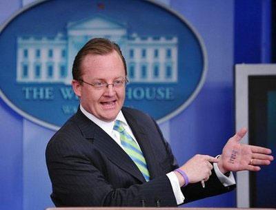 White&nbsp;House&nbsp;Press&nbsp;Secretary&nbsp;Robert&nbsp;Gibbs&nbsp;jokingly&nbsp;refers&nbsp;to&nbsp;a&nbsp;list&nbsp;written&nbsp;on&nbsp;his&nbsp;hand&nbsp;during&nbsp;a&nbsp;briefing&nbsp;in&nbsp;the&nbsp;Brady&nbsp;Briefing&nbsp;Room&nbsp;of&nbsp;the&nbsp;White&nbsp;House&nbsp;in&nbsp;Washington,&nbsp;DC.&nbsp;(AFP/Mandel&nbsp;Ngan)