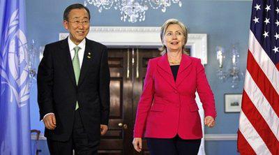 Secretary&nbsp;of&nbsp;State&nbsp;Hillary&nbsp;Rodham&nbsp;Clinton&nbsp;walks&nbsp;with&nbsp;UN&nbsp;Secretary&nbsp;General&nbsp;Ban&nbsp;Ki&nbsp;Moon,&nbsp;Monday,&nbsp;April&nbsp;12,&nbsp;2010,&nbsp;to&nbsp;address&nbsp;members&nbsp;of&nbsp;the&nbsp;media&nbsp;at&nbsp;the&nbsp;State&nbsp;Department&nbsp;Washington.&nbsp;&nbsp;(AP&nbsp;Photo/Haraz&nbsp;N.&nbsp;Ghanbari)