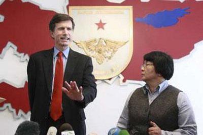 U.S.&nbsp;Assistant&nbsp;Secretary&nbsp;of&nbsp;State&nbsp;Robert&nbsp;Blake&nbsp;(L)&nbsp;and&nbsp;Kyrgyz&nbsp;interim&nbsp;government&nbsp;leader&nbsp;Roza&nbsp;Otunbayeva&nbsp;attend&nbsp;a&nbsp;news&nbsp;conference&nbsp;in&nbsp;Bishkek&nbsp;April&nbsp;14,&nbsp;2010.&nbsp;REUTERS/Vladimir&nbsp;Pirogov